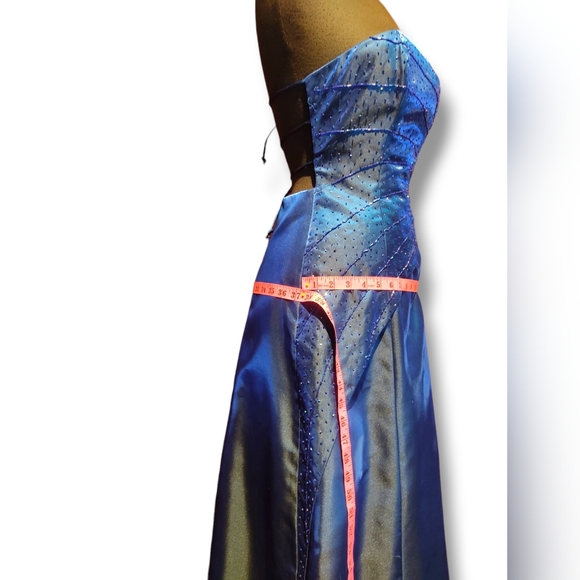 Shimmering blue gown - Picture 4 of 11